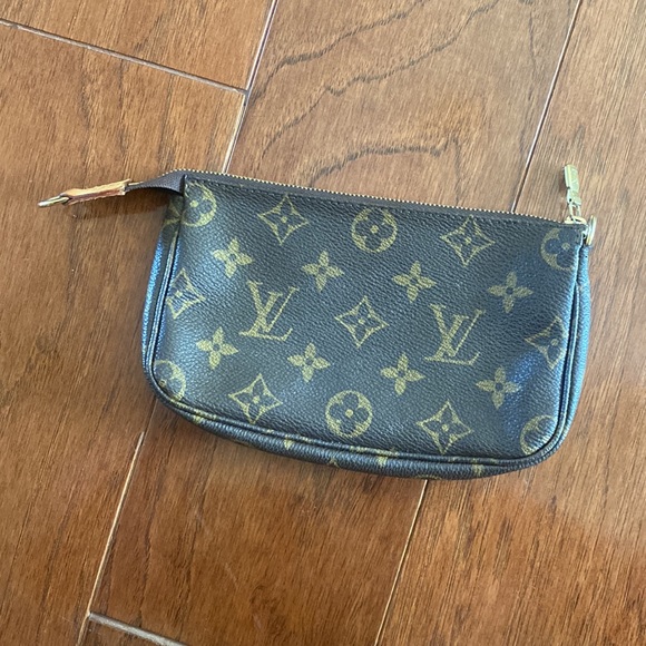 Louis Vuitton pouch. - Picture 2 of 6